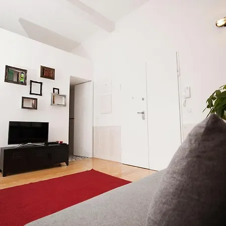 Apartment Get Lights And Books In Flat Porto