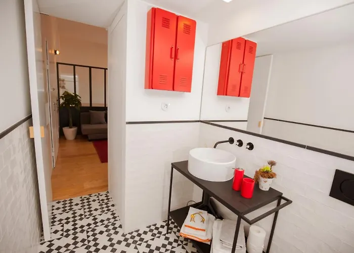 Get Lights And Books In A Flat Apartmán *