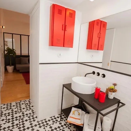 Get Lights And Books In A Flat Apartment *
