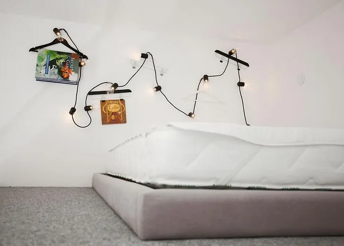 Get Lights And Books In Flat 아파트 포르투