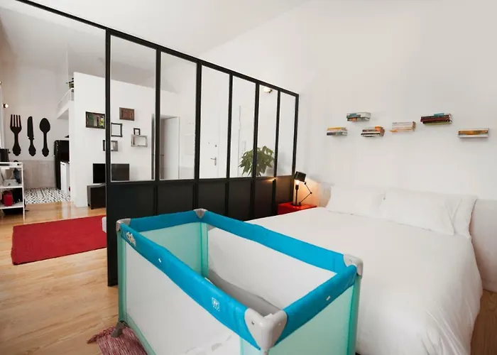 Get Lights And Books In A Flat * Oporto