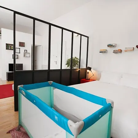 Get Lights And Books In Flat Appartamento