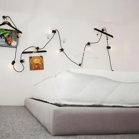 Get Lights And Books In Flat * Oporto
