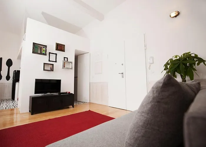 Daire Get Lights And Books In Flat Porto