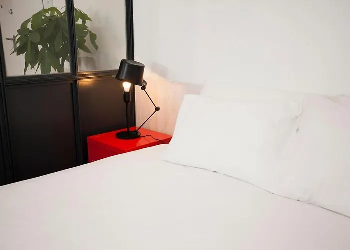 Get Lights And Books In Flat Daire Porto